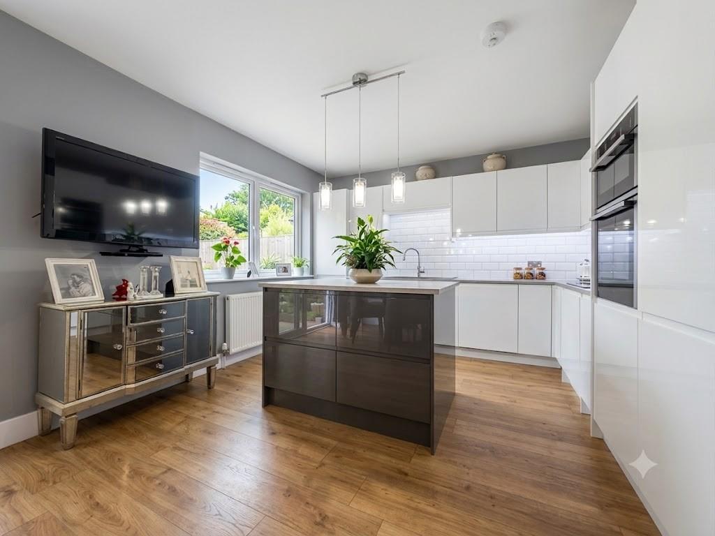 2 bed property in Grants Close, Mill Hill, NW7, London